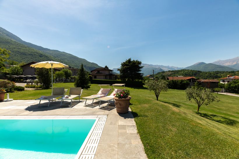 ancora di piscina con sdraio e vista lago