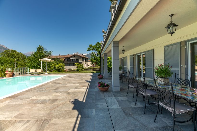 patio con tavoli e piscina